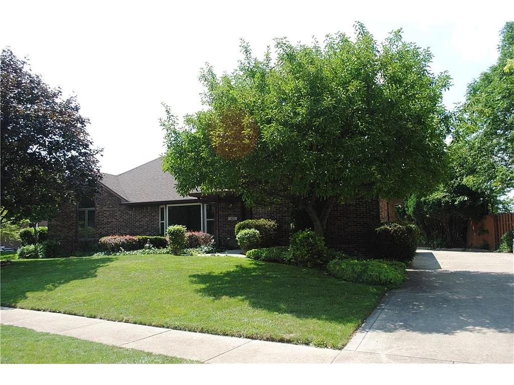 820 Crystal Lake Dr photo 1