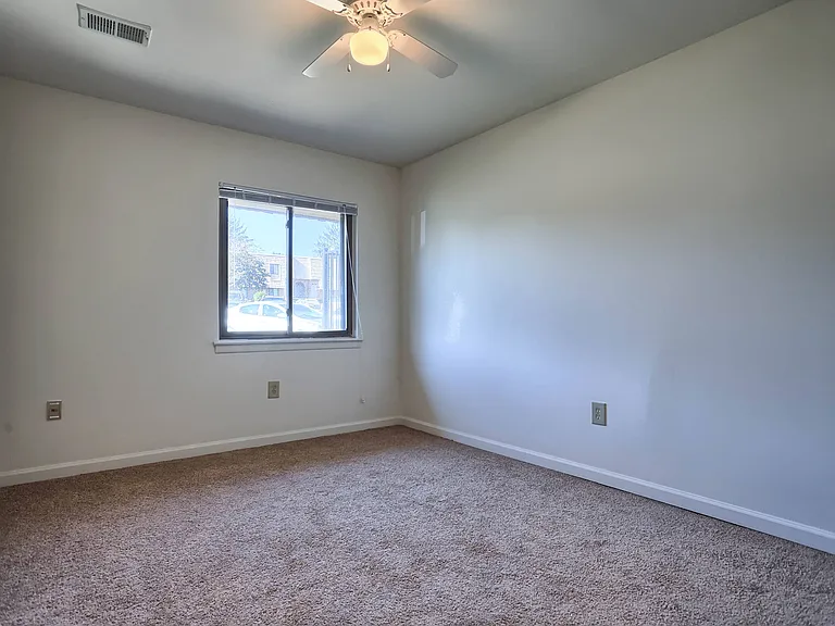 Chateau Terrace Apartments — Photo 7