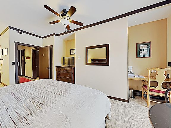 King bedroom with working desk area