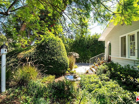 3rd image of 2219 Holly Dr