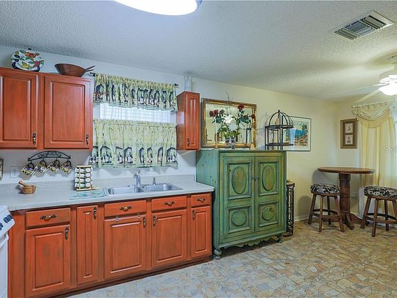 5th image of 718 Cottage Park Ln