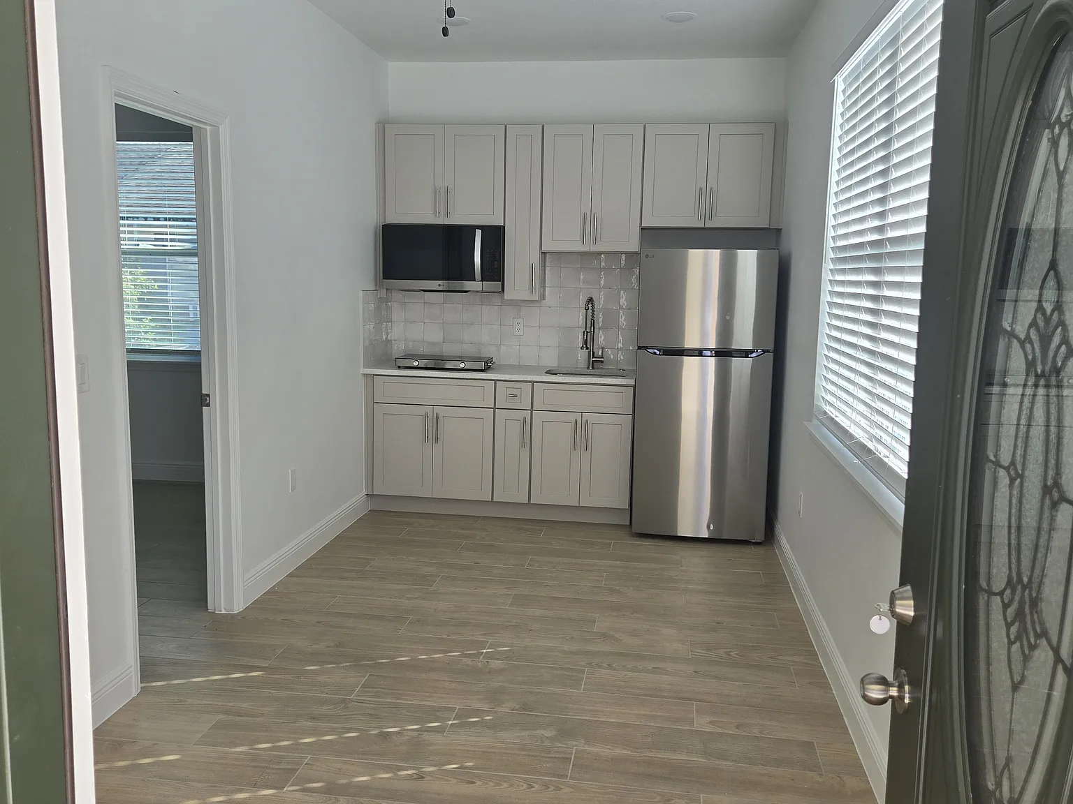 1 bed, 400 sqft, $1,200 — Photo 3