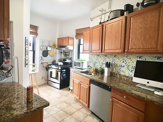 Rented by Moises Farhart, LREB | media 18