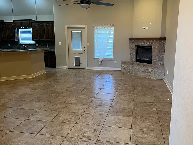 358 Southlake Dr — Photo 15