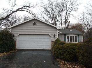 215 Hawthorne Rd, Lake In The Hills, IL 60156