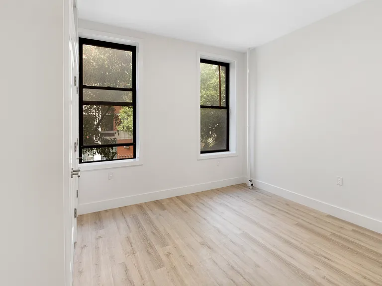 25 E 7th St #10 — Photo 8