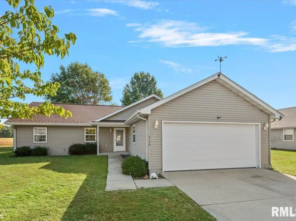 2320 White Oaks Dr, Taylorville, IL 62568