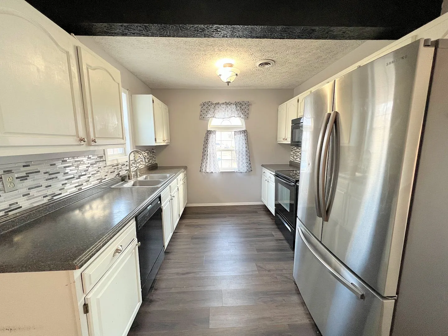 Single Family Home with a fenced in backyard! — Photo 4