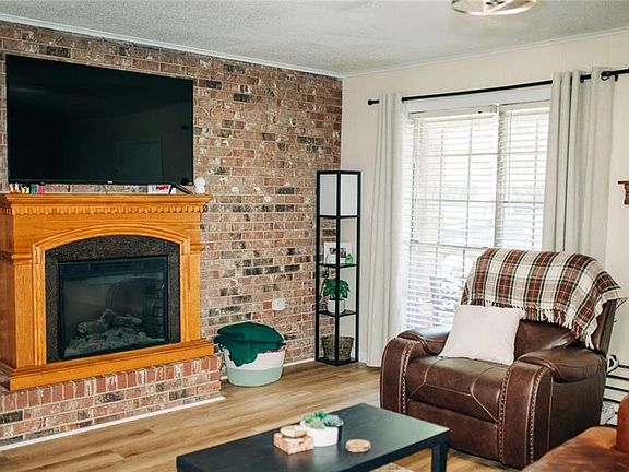 2nd image of 615 Marion St