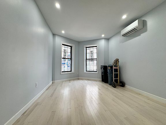 2nd image of 546 Van Buren St #1