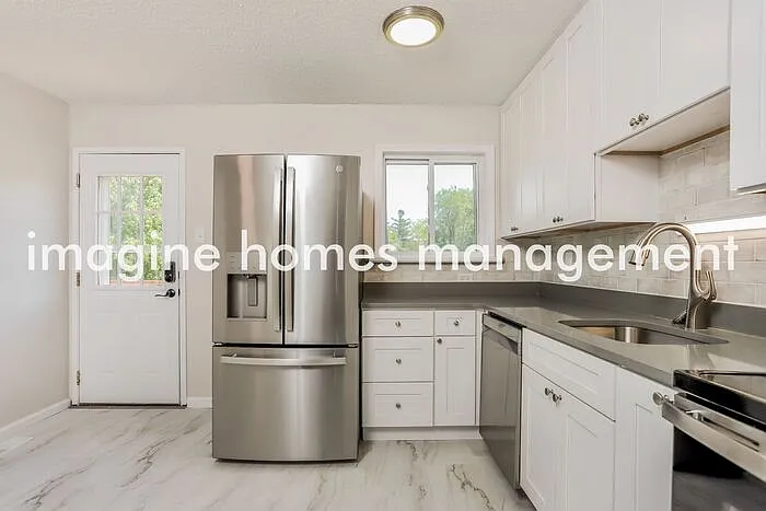 3 bed, 2.5 bath, 1104 sqft, $2,395 — Photo 4