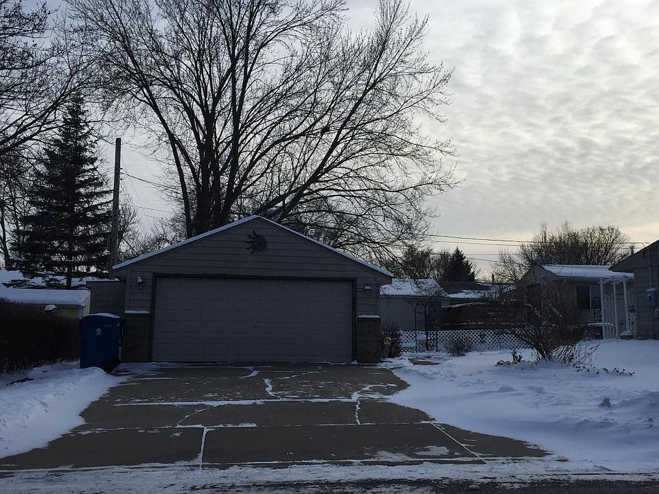 2nd image of 856 22nd Ave N