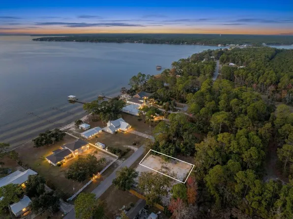 18 Bay Grove Rd, Freeport, FL 32439