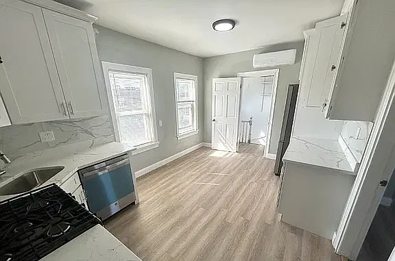 2 bed, 1000 sqft, $2,700 — Photo 2