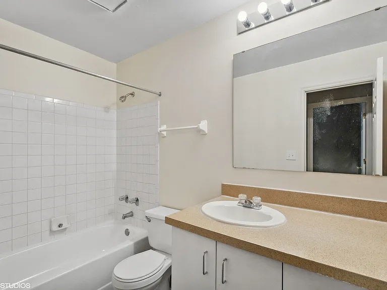 Delmar Loop Apartments — Photo 8