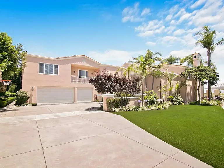 Driveway and main entry way with plenty of parking space.