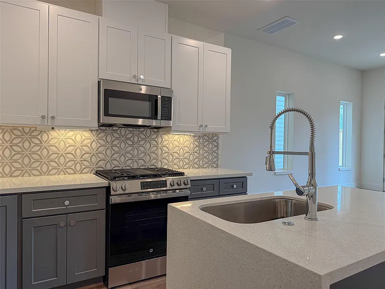 879 Rachel St #F — Photo 6