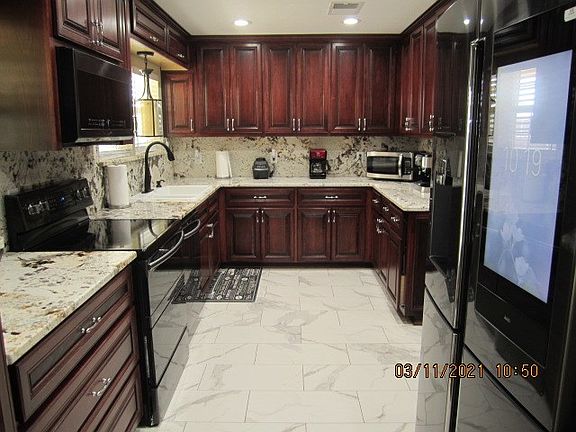 4th image of 860 S Avenue D