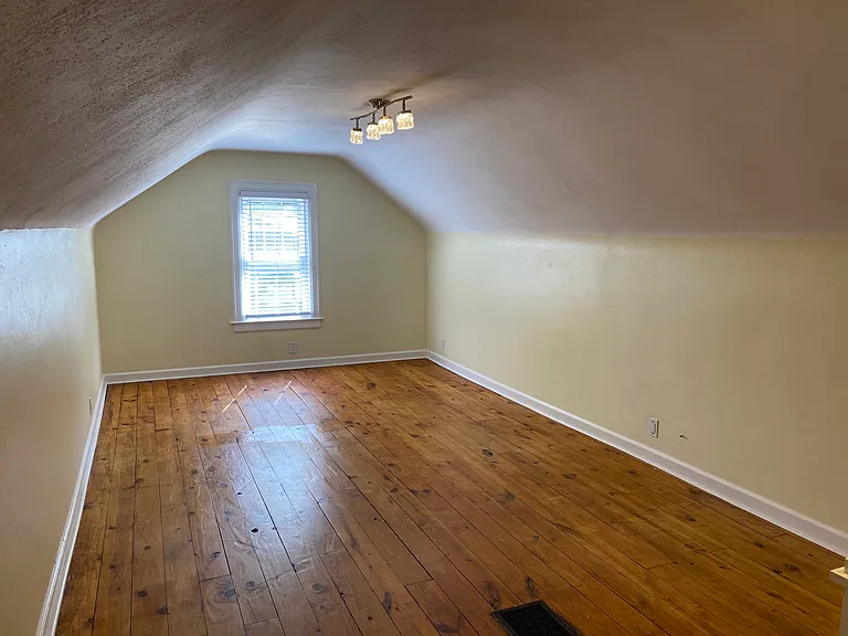 1304 E 2nd St — Photo 15