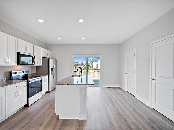 5th image of 162 Munsee Cir
