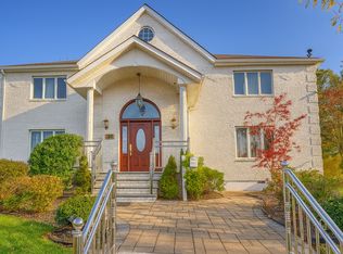 83 Rd St, Glen Oaks, NY 11004