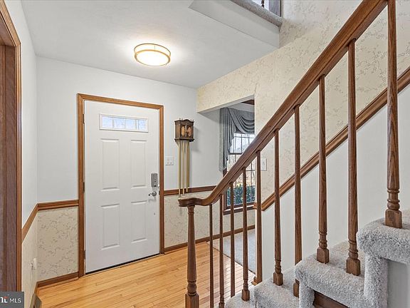 4th image of 437 Valley View Dr