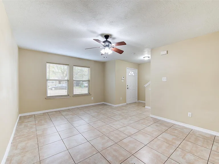 605 Center St #B — Photo 3