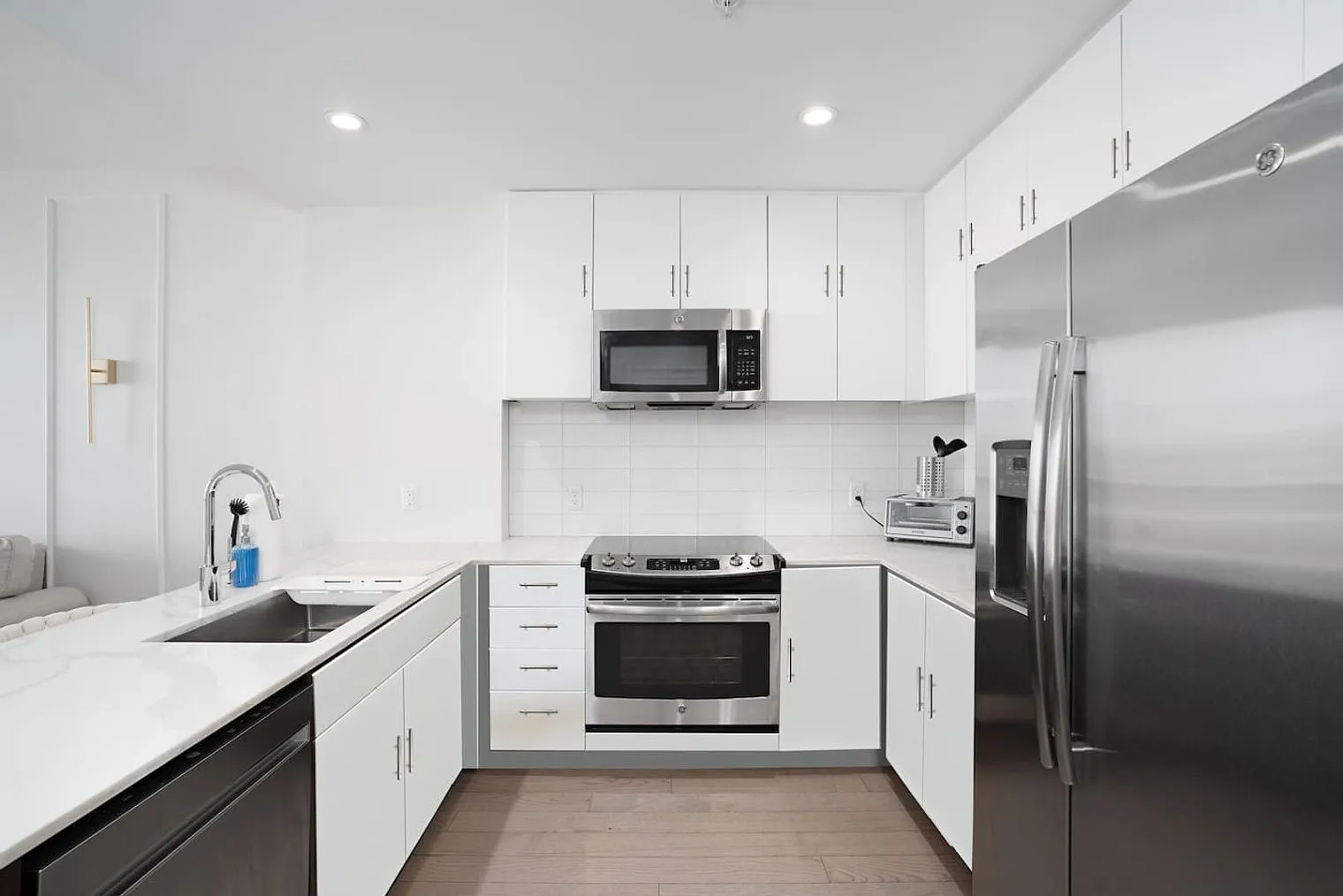 1 bed, 1.0 bath, 742 sqft, $7,101 — Photo 4
