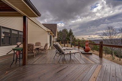 Huge Deck to enjoy the VIEWS!