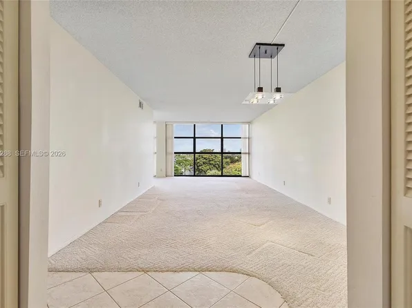 600 Parkview Dr APT 625, Hallandale, FL 33009