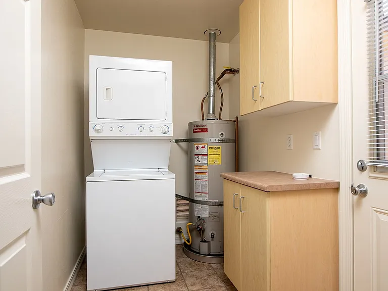 Motor Apartments — Photo 22