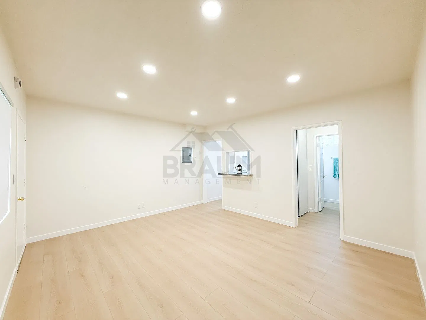 15546 VANOWEN STREET — Photo 4