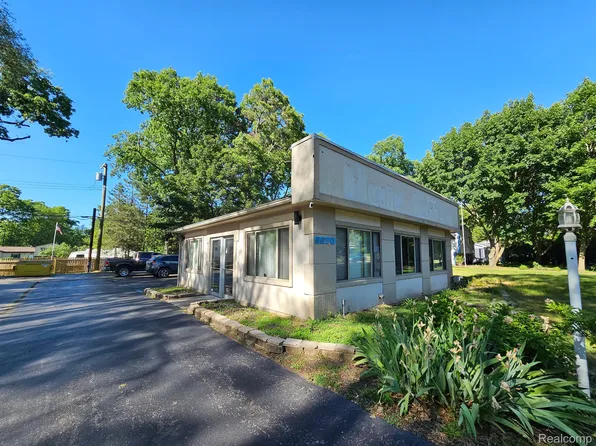 5570 Elizabeth Lake Rd, Waterford, MI 48327