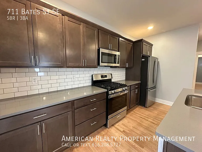 711 Bates St SE — Photo 3