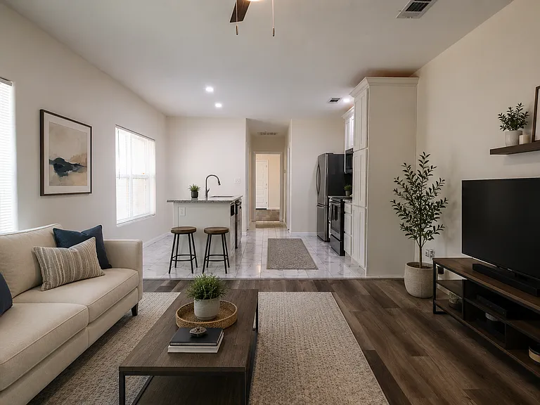 2207 S Vernon Ave — Photo 19
