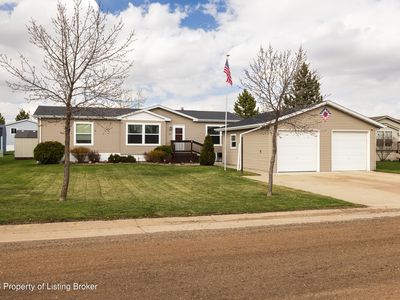 911 Chestnut Ln, Dickinson, ND, 58601