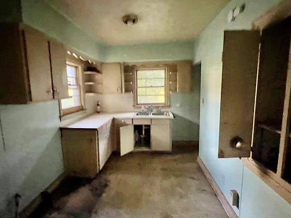 4th image of 3 Kent Ct