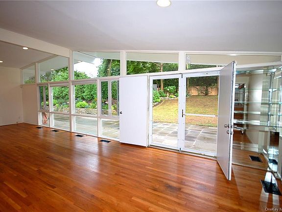 4th image of 825 Rushmore Ave