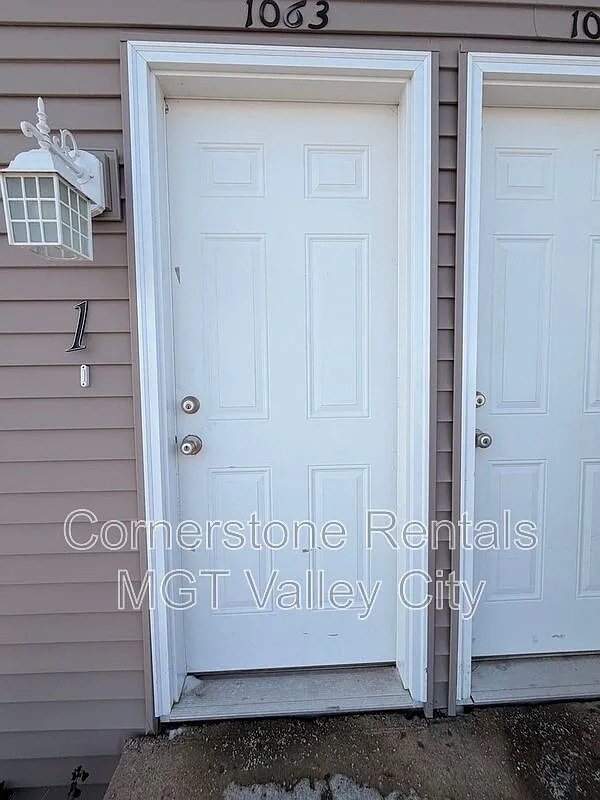 3 bed, 1.0 bath, $1,295 — Photo 2