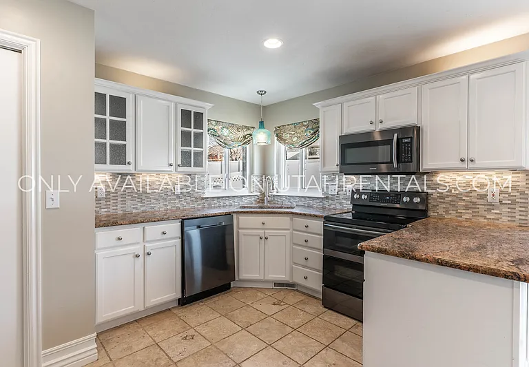 1595 S 50 W — Photo 11
