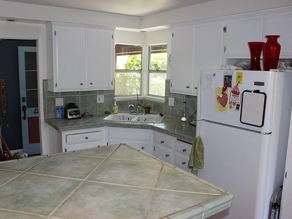 3rd image of 1427 Finch Ave