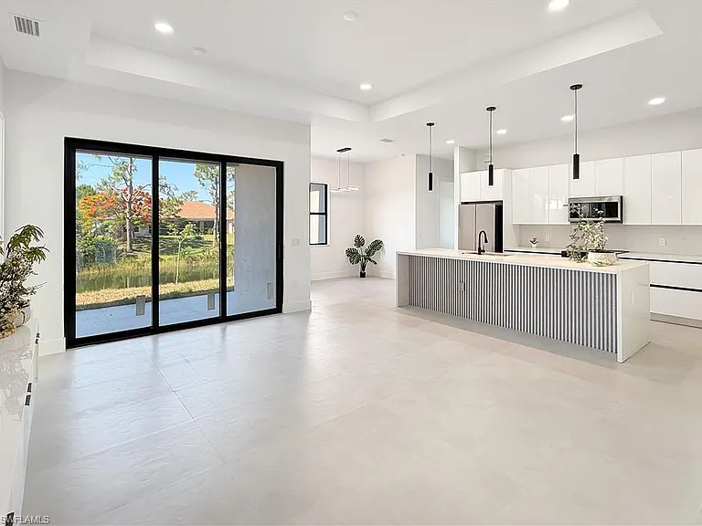 2206 NE 35th Ln — Photo 3