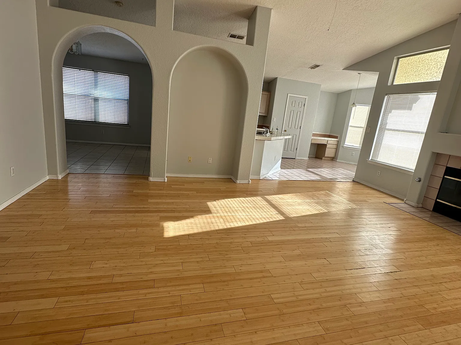 3 bed, 1759 sqft, $2,200 — Photo 2