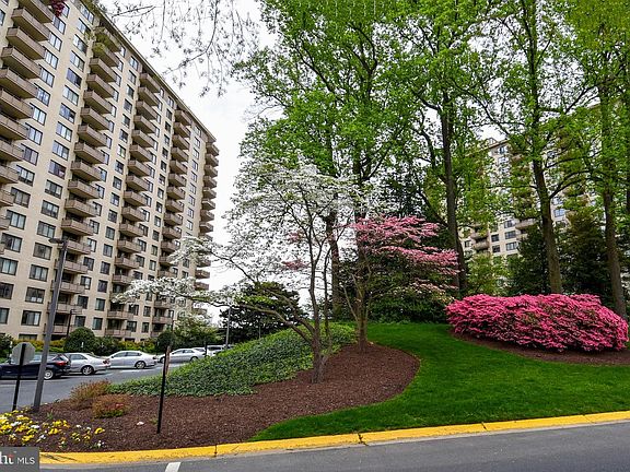3rd image of 5225 Pooks Hill Rd APT 1214N