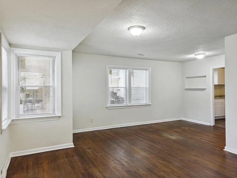 1216 E 32nd St — Photo 2