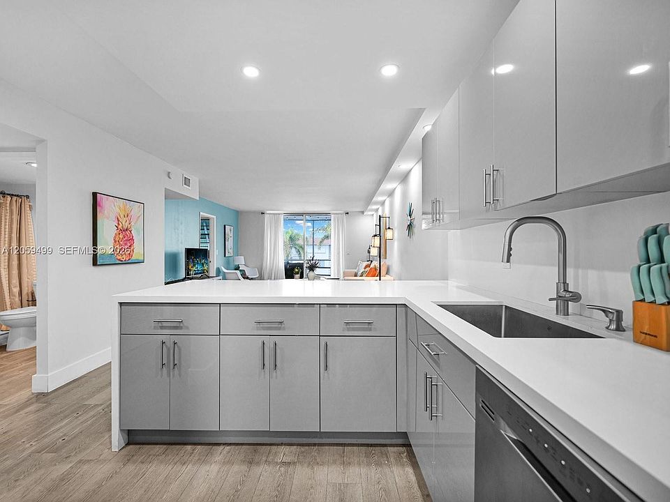 1st image of 400 SE 10th St APT 303