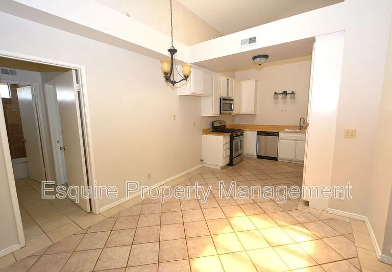 564 Rosewood Ave — Photo 5