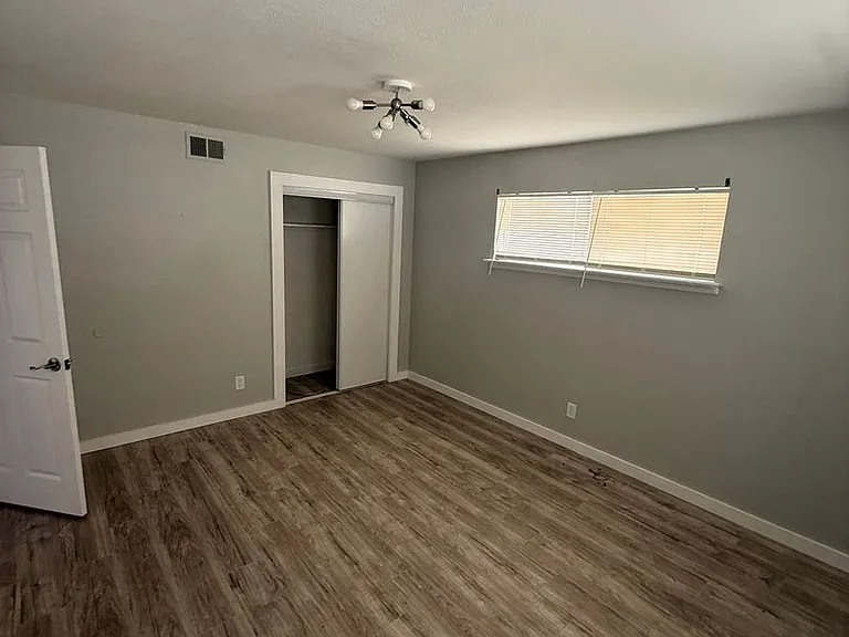 1120 Misty Glen Ln — Photo 21