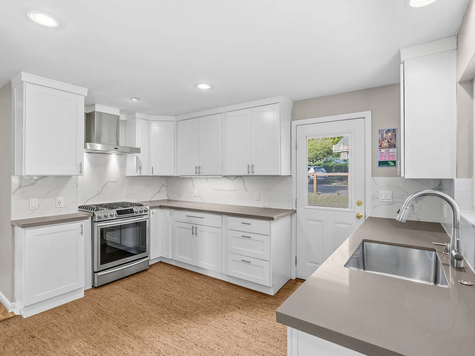 3 bed, 2240 sqft, $3,999 — Photo 4
