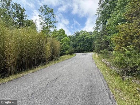 70 Parkside Ct, Berkeley Springs, WV 25411